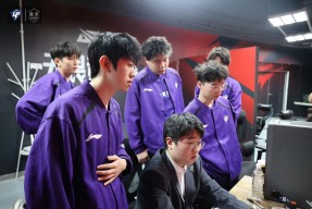 爱游戏-包含Doinb回归赛场，战术调整首场状态亮眼，老鹰观众沸腾！的词条